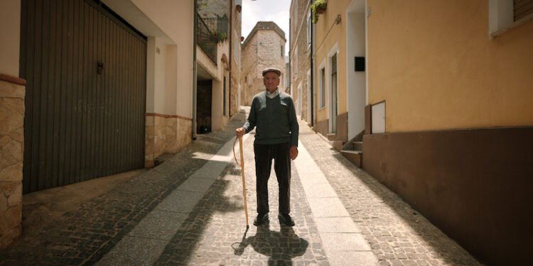 Investigador explica que lo mejor para la longevidad está fuera de los gimnasios con hábitos cotidianos como caminar y jardinería