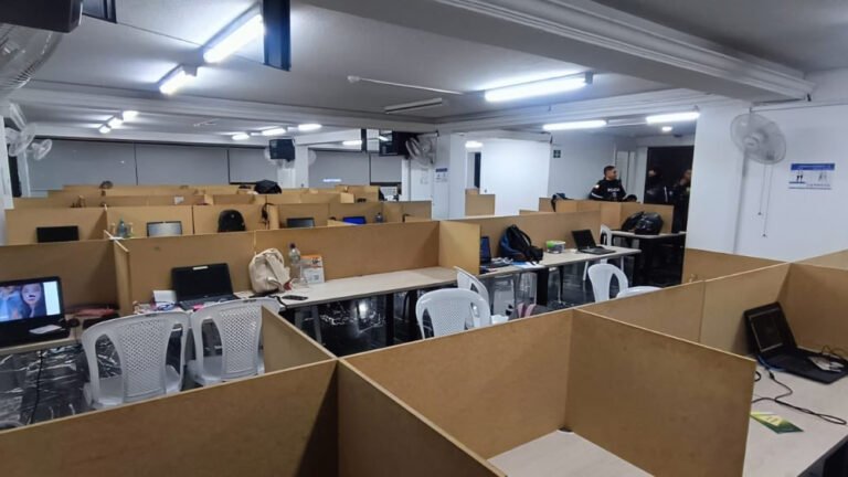 Policial allana call center de una red de extorsión en Quito que amedrentaba a deudores de apps en México, Chile, Colombia y Perú. Hay 10 detenidos.