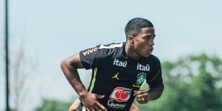 El delantero brasileño Endrick evaluando su futuro de Endrick en el Real Madrid tras propuesta del Liverpool.