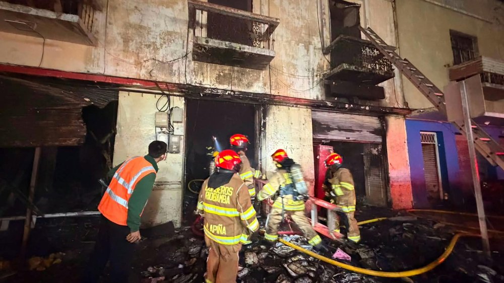 Bomberos controlan al 100% el incendio estructural en Riobamba; drones vigilan los puntos calientes para evitar la reactivación de las llamas.