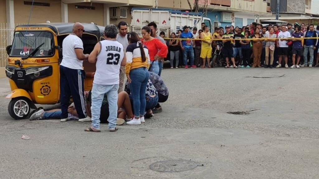 Fotografía del resguardo policial tras registrarse el asesinato de un mototaxista en Huaquillas en la ciudadela Las Mercedes.