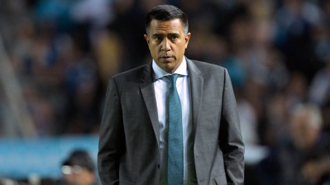 El entrenador venezolano César Farías dirigiendo un partido antes de que se confirme que César Farías deja Barcelona SC.