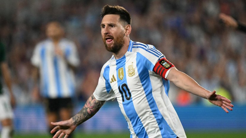 Fotografía del capitán albiceleste saludando a la afición durante el anuncio del retiro de Lionel Messi de la selección argentina.
