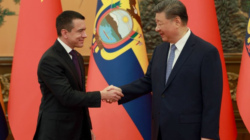 El primer mandatario ecuatoriano estrechando la mano del presidente Xi Jinping previo a la visita del Presidente Daniel Noboa a China.