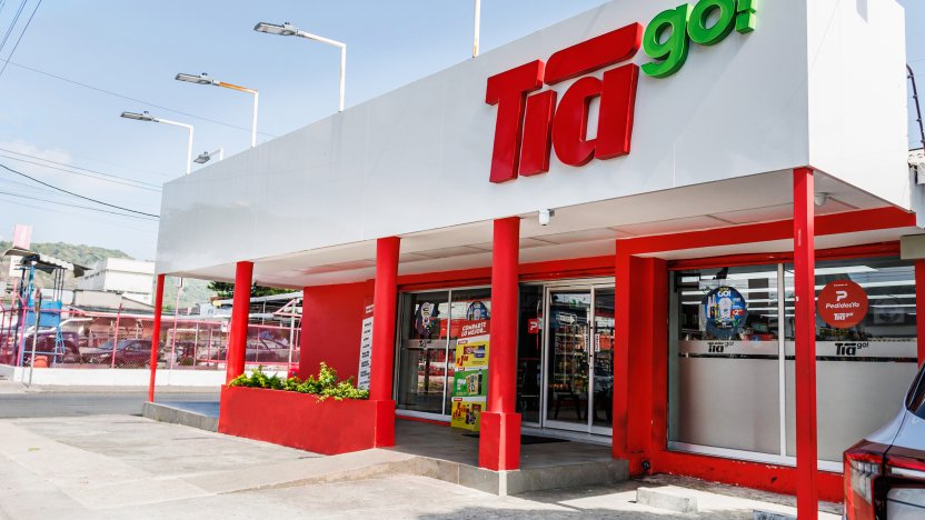 Fachada de supermercado pequeno en un escenario donde B-Si, TIA Go y TuTi expanden agresivamente sus tiendas de descuento en varias ciudades de Ecuador