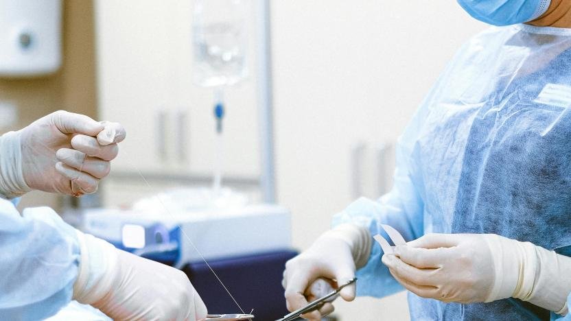 Procedimiento médico en un quirófano, representación referencial de atención sanitaria en hospital público