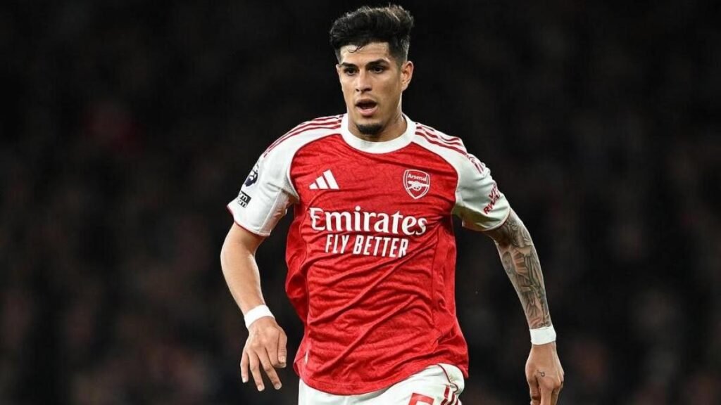 ugadores del Arsenal festejan el triunfo por 3-0 sobre el Coventry City, con Piero Hincapié presente en la convocatoria del equipo