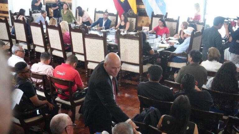 Fiscalía investiga el caso La Reina y presuntos movimientos financieros vinculados con una exfuncionaria de Guayaquil.