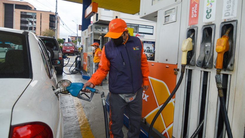 Vehículo cargando combustible en una estación de servicio en Ecuador para ilustrar el precio de las gasolinas Extra y Ecopaís.
