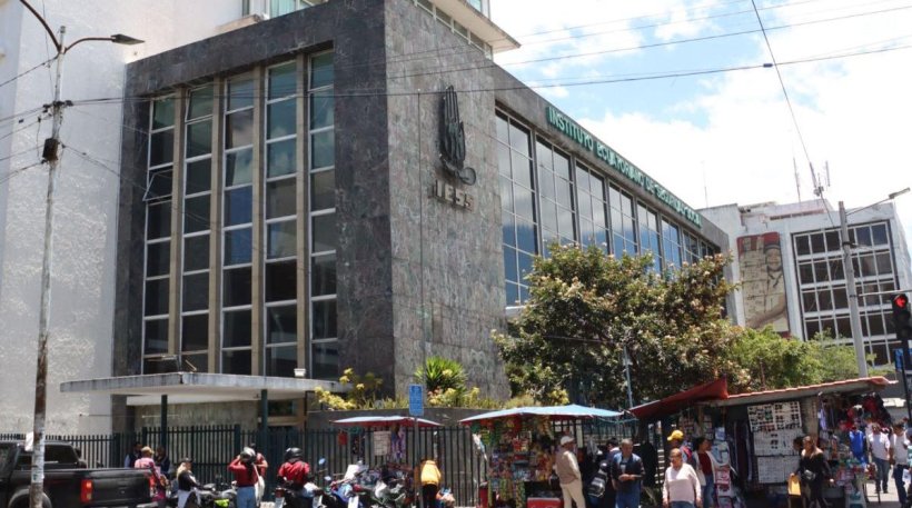 Representantes de prestadores de salud del IESS en plantón frente al edificio Zarzuela, exigiendo pago de deuda de USD 1.400 millones, Quito, 12 de agosto de 2026 🏷️ Etiquetas (10 opciones)