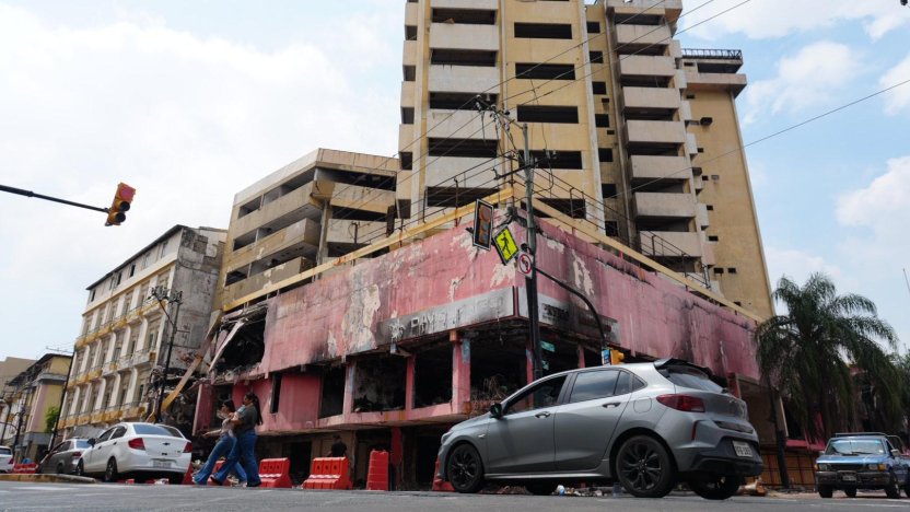 Control policial a personas con maletas durante el caso del edificio Multicomercio en Guayaquil