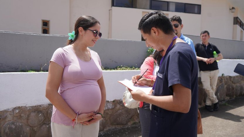Atención médica gestacional donde las **embarazadas podrán acceder a vacuna contra el virus respiratorio sincitial en hospitales públicos de Ecuador