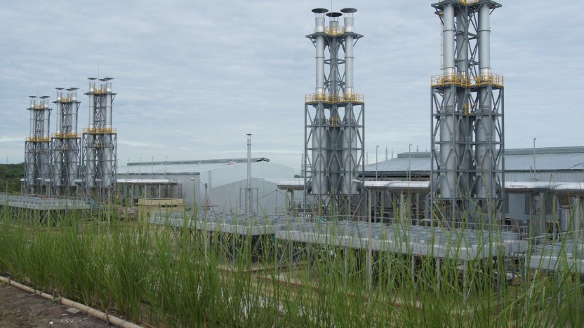 Instalación de infraestructura donde **Ecuador alquilará motores a diésel para el estiaje eléctrico** en la Central Jaramijó