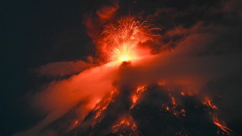 Columna de ceniza volcánica en un contexto donde **Guatemala emite alerta de peligro y evacúa poblaciones por potente erupción del Volcán de Fuego