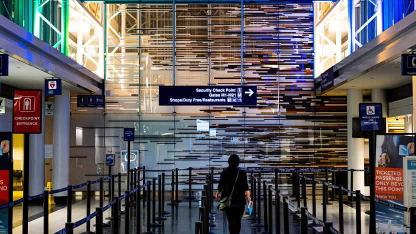 Filtro de seguridad aéreo en un contexto donde **agentes de ICE arrestan hasta 40 personas al día en aeropuertos de Estados Unidos**