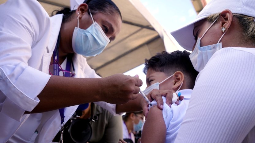 Niño recibe atención médica en Guayaquil durante campaña sanitaria del Ministerio de Salud de Ecuador en mayo de 2025, en contexto de vigilancia de Hepatitis A en 2026