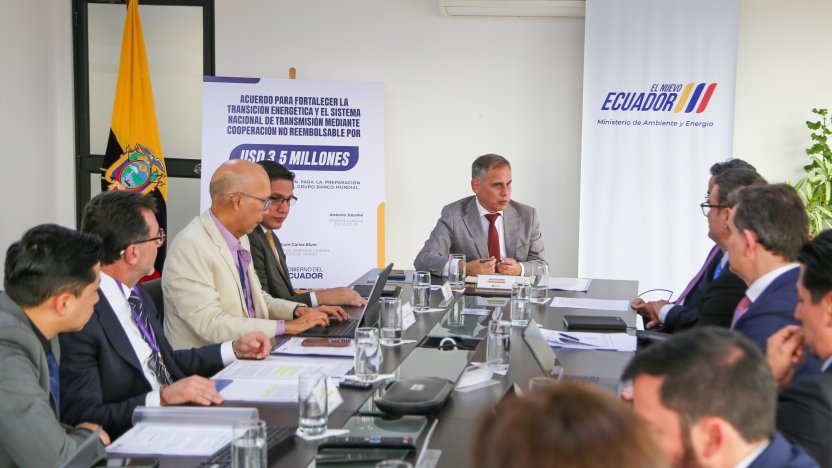 Firma de convenio institucional en el momento que **Ecuador recibe USD 3,5 millones del Banco Mundial