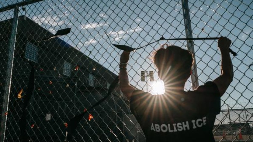 Menores no acompañados en la frontera en un contexto donde **un bufete sin experiencia migratoria defenderá a niños**