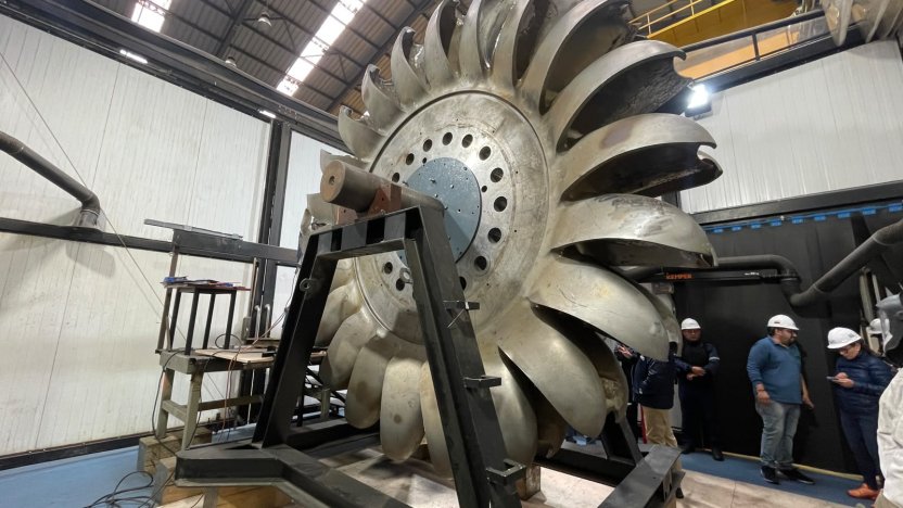 Mantenimiento técnico de piezas en una central hidroeléctrica ante el déficit de electricidad en Ecuador.