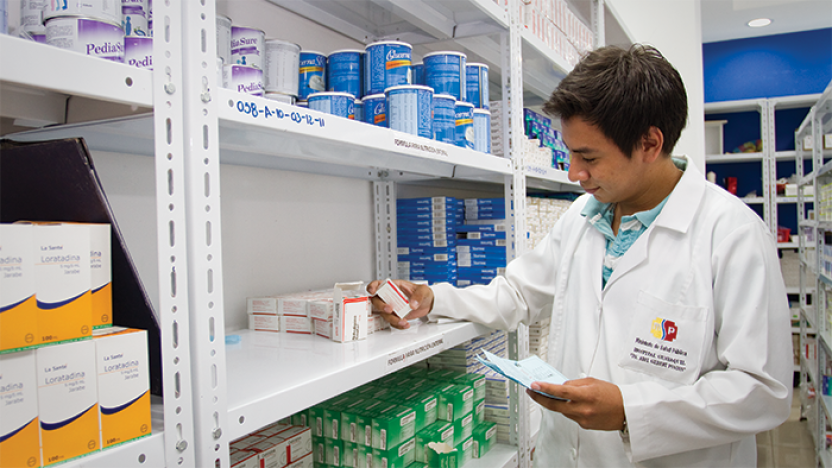 Medicamentos organizados en estantería de farmacia de hospital público de Ecuador, referente al Cuadro Nacional de Medicamentos Básicos 2026