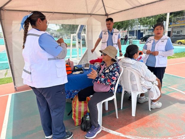 Ciudadanos recibiendo atención médica gratuita en las instalaciones de la Secretaría de Salud del Municipio de Quito