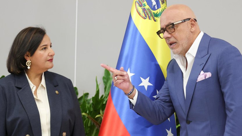Representantes negociadores en Caracas en un evento donde Venezuela inicia dialogo por una transicion politica con solucion pacifica