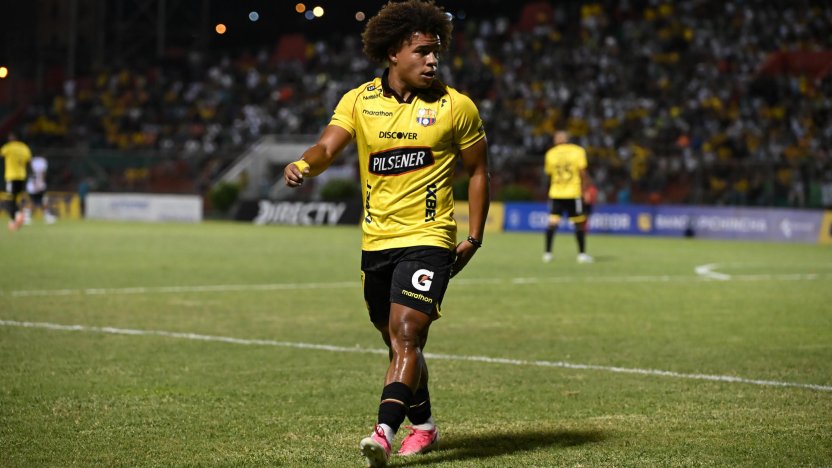 Erick Mendoza disputando el balón durante el partido entre Barcelona SC y Liga de Portoviejo.