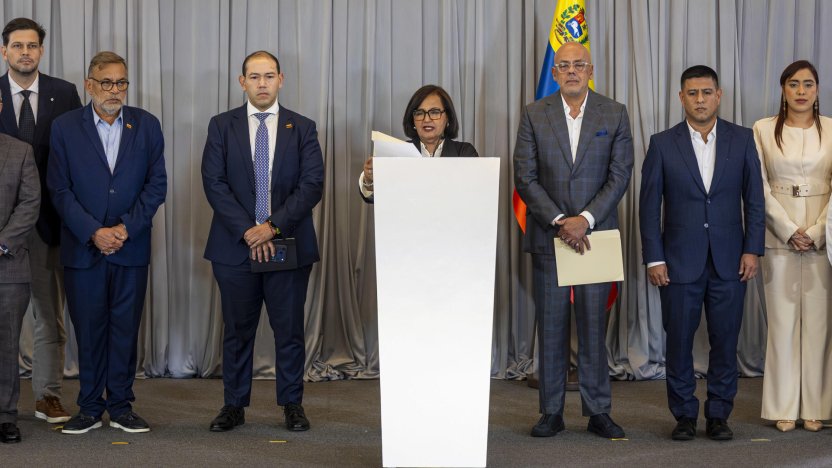 Representantes politicos reunidos durante el primer ciclo de dialogo en Venezuela