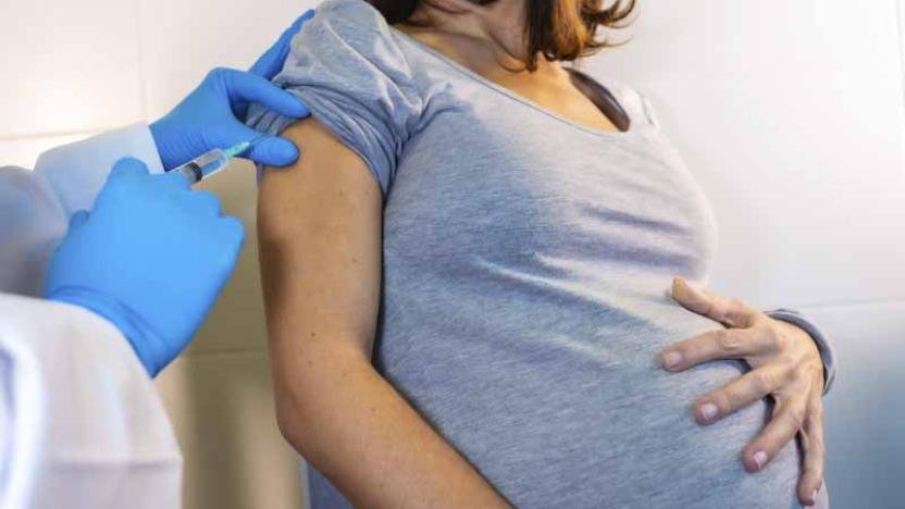 Mujer embarazada y símbolo de salud pública representando vacunación contra el virus sincitial en Ecuador