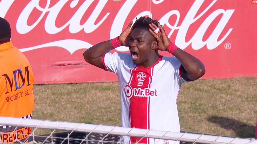 El delantero tricolor abandonando el campo de juego tras la expulsión de Jordy Caicedo en el fútbol argentino.