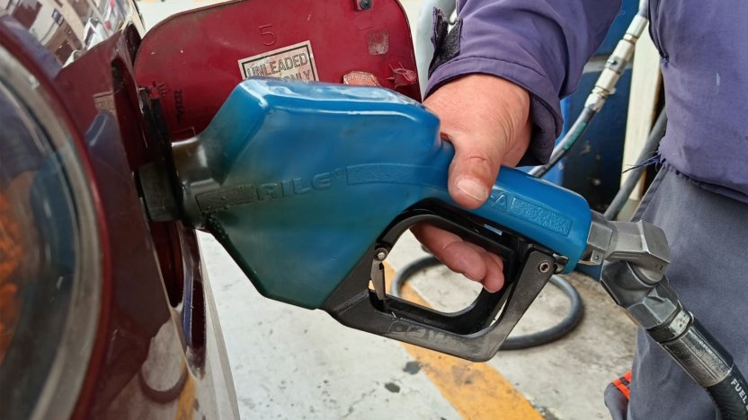 Estacion de servicio de gasolina durante la ejecucion de la reduccion del precio de los combustibles