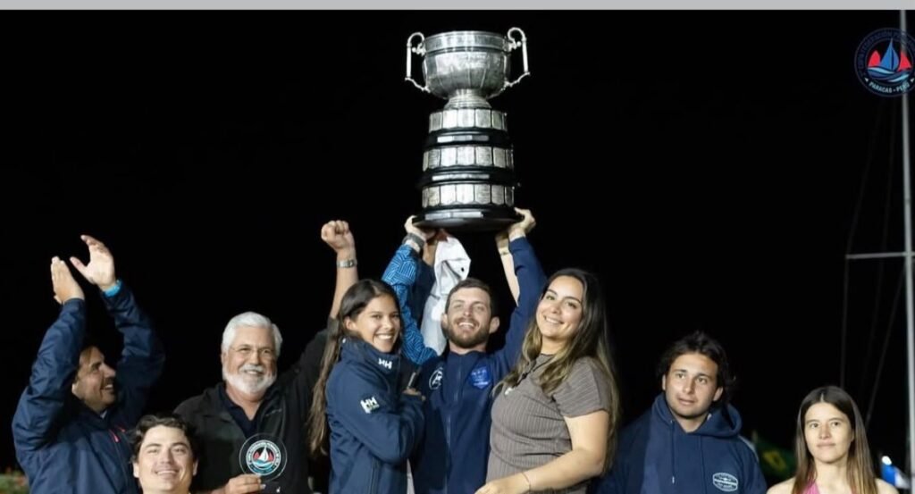 Integrantes de la delegación ecuatoriana celebrando tras ganar el Sudamericano de Lightning.