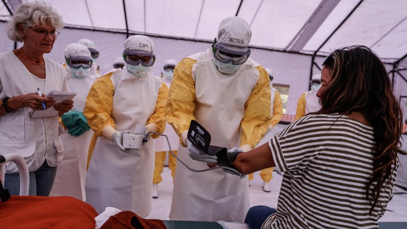 Trabajadores de la salud reciben formación sobre atención a pacientes con ébola en centro de entrenamiento en Ongata Rongai, Kenia