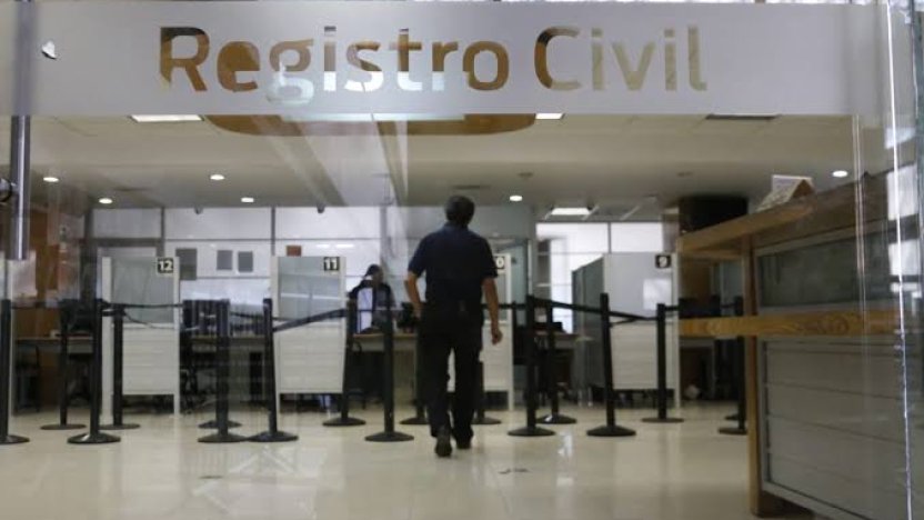 Usuarios intentando realizar trámites en una oficina del Registro Civil afectada por la caída en el data center de CNT.