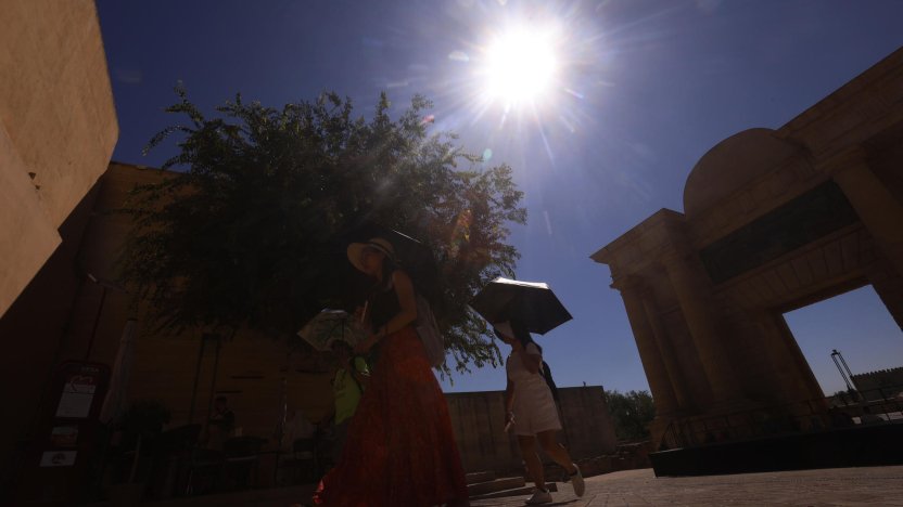 Termometro exterior marcando temperaturas altas durante las olas de calor en Europa