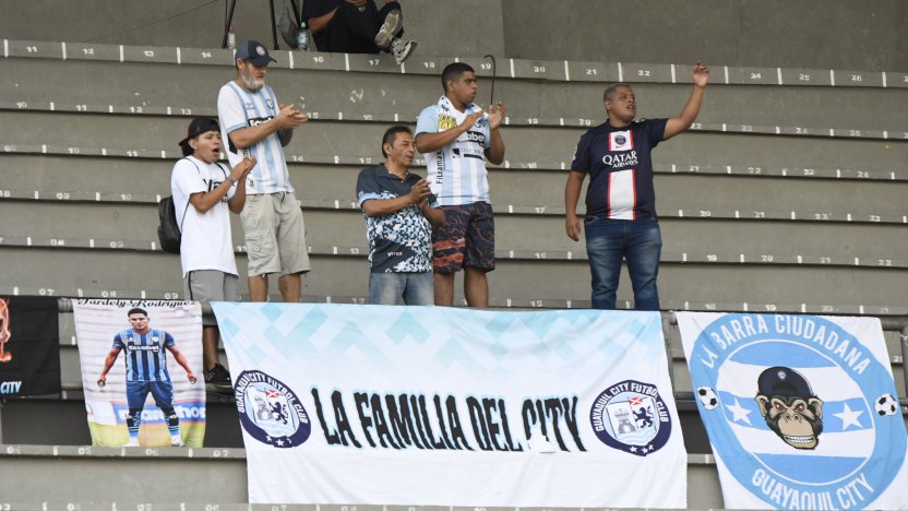 Aficionados en las gradas de un escenario deportivo analizando la asistencia a los estadios de la LigaPro.