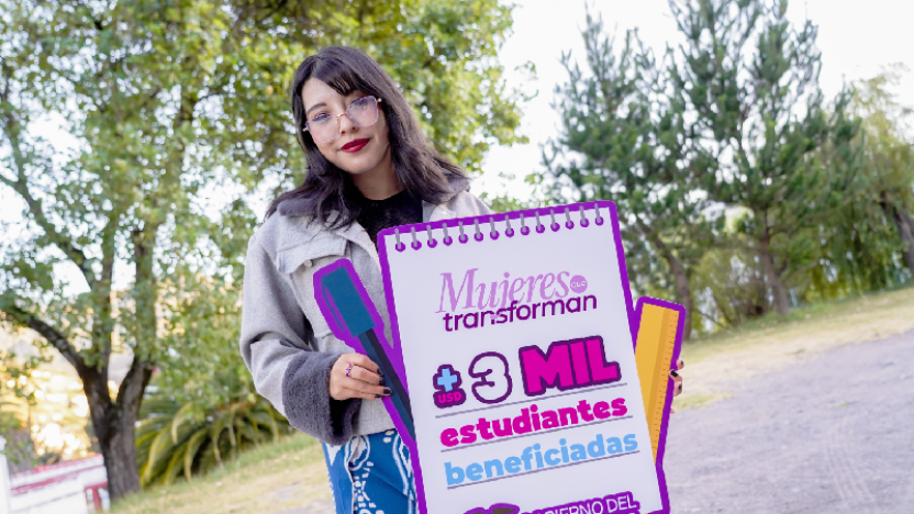 Estudiante universitaria revisando los requisitos para la postulación al programa Mujeres que Transforman 2026.
