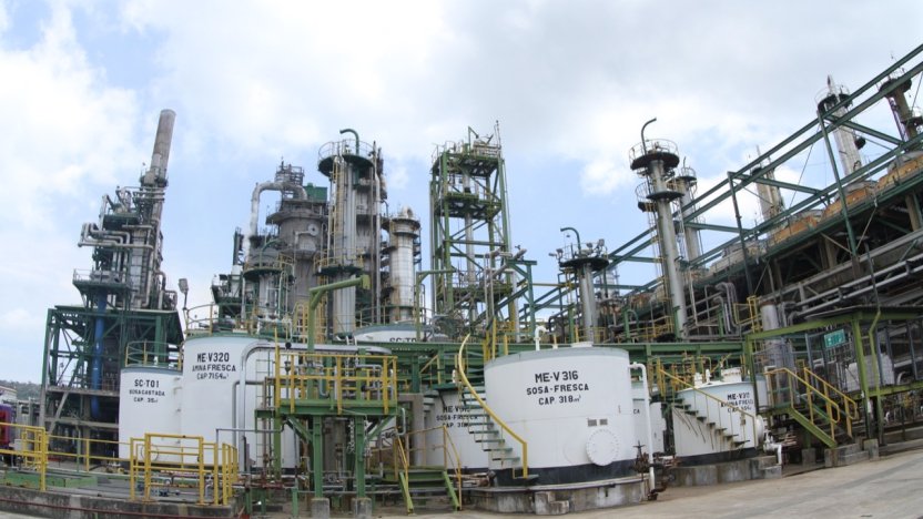 Vista panorámica de las instalaciones petroleras representando la importación de combustibles en Ecuador.