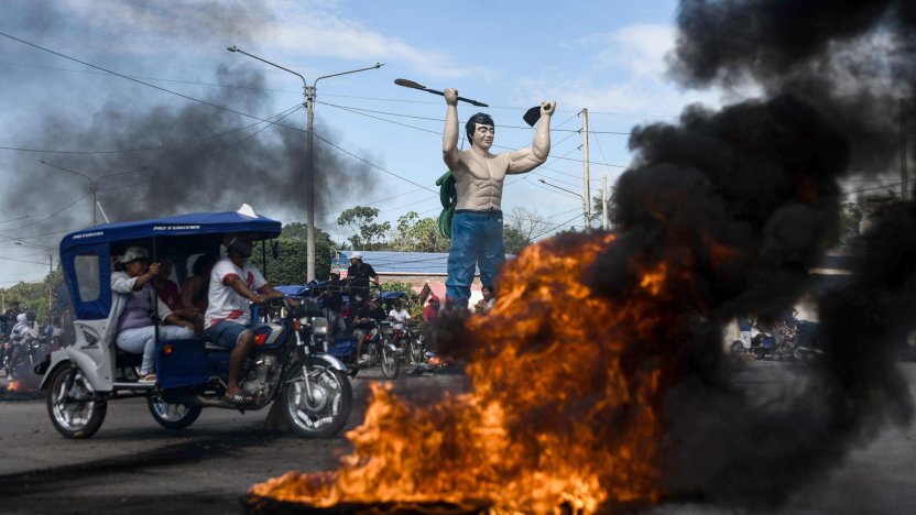 Bloqueo de carretera durante las protestas por el subsidio a los combustibles en Peru