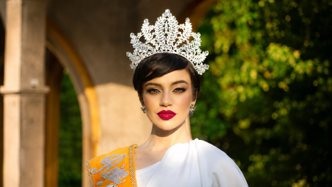 Fotografías oficiales durante la ceremonia de coronación de Shyare Andrade como Miss Grand Ecuador 2026.