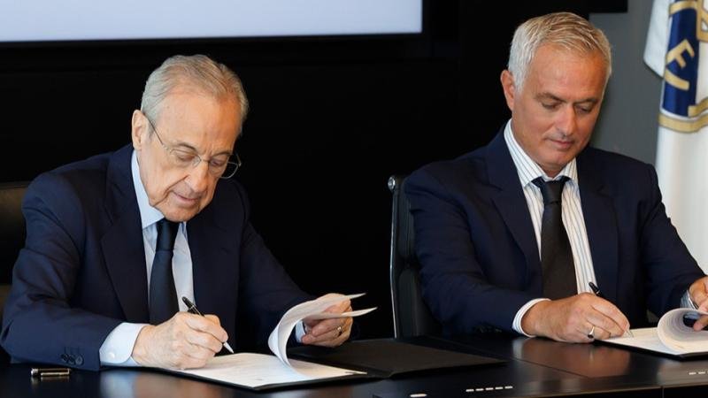 José Mourinho al frente de la dirección técnica del Real Madrid posando con la camiseta oficial en su presentación.