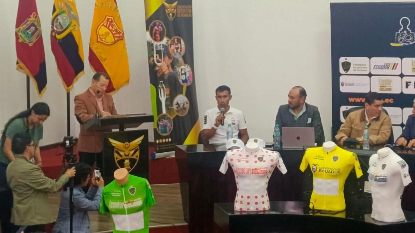 Autoridades en rueda de prensa de presentación de la Vuelta al Ecuador 2026