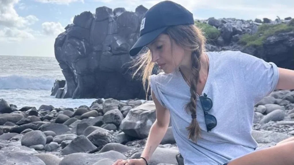 La periodista española Sara Carbonero está en Ecuador posando junto a un lobo marino en Galápagos