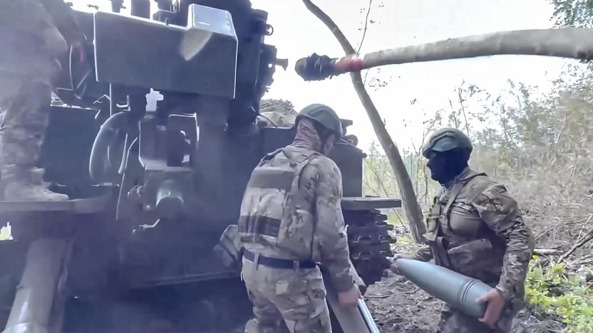 Fuerzas armadas patrullan zona de conflicto donde han sido desplegados combatientes desde Rusia