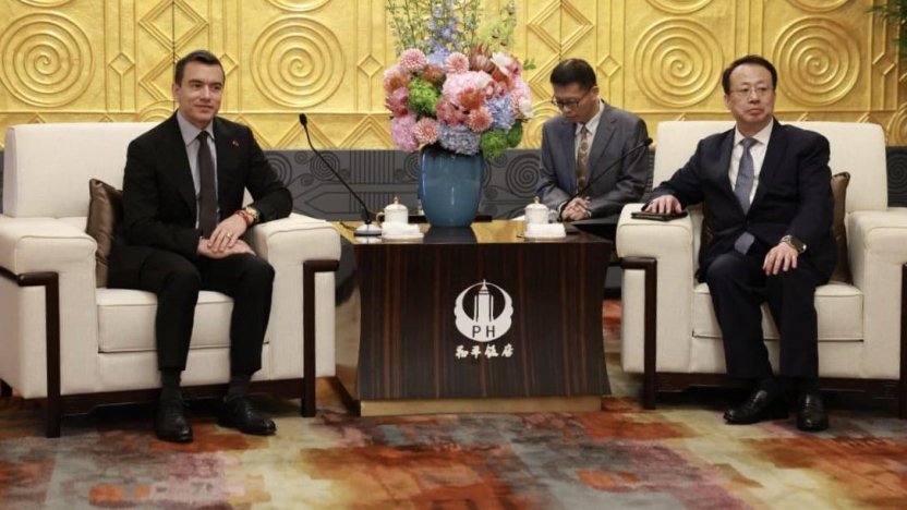 Daniel Noboa se reúne con el alcalde de Shanghai Gong Zheng durante su gira oficial en China