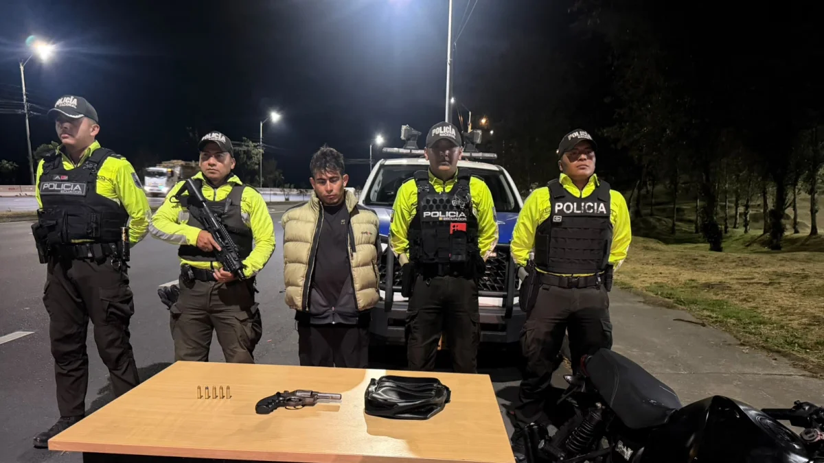 Motociclista intentó evadir un control y fue detenido con un revólver en el sur de Quito