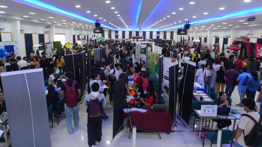 Jóvenes haciendo fila en el ITB para ingresar a la feria Encuentra Empleo de Guayaquil