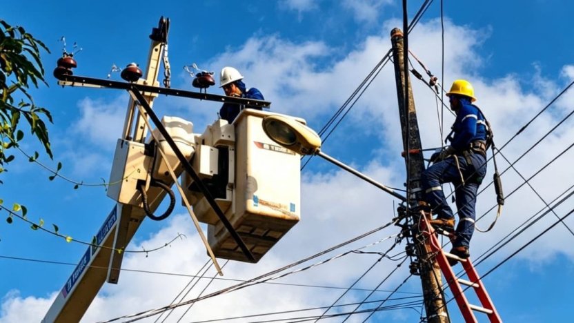 Técnicos de Transelectric revisando torres de transmisión luego de que Celec explica la causa de los cortes de luz
