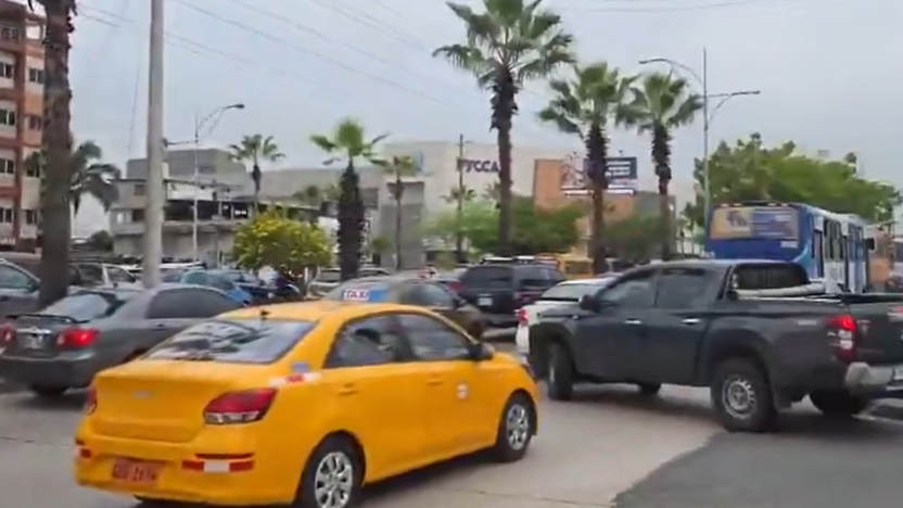 Cortes de luz en Guayaquil generan congestión vehicular en la avenida Francisco de Orellana