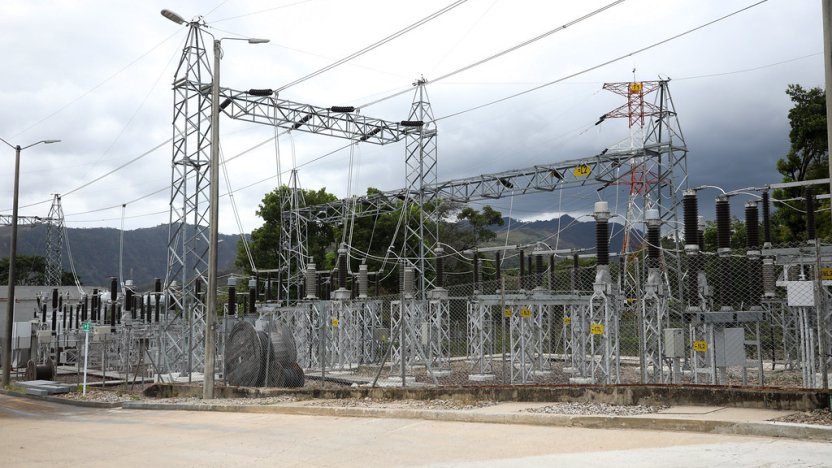 Línea de transmisión eléctrica internacional en la frontera mientras suben los precios de la electricidad